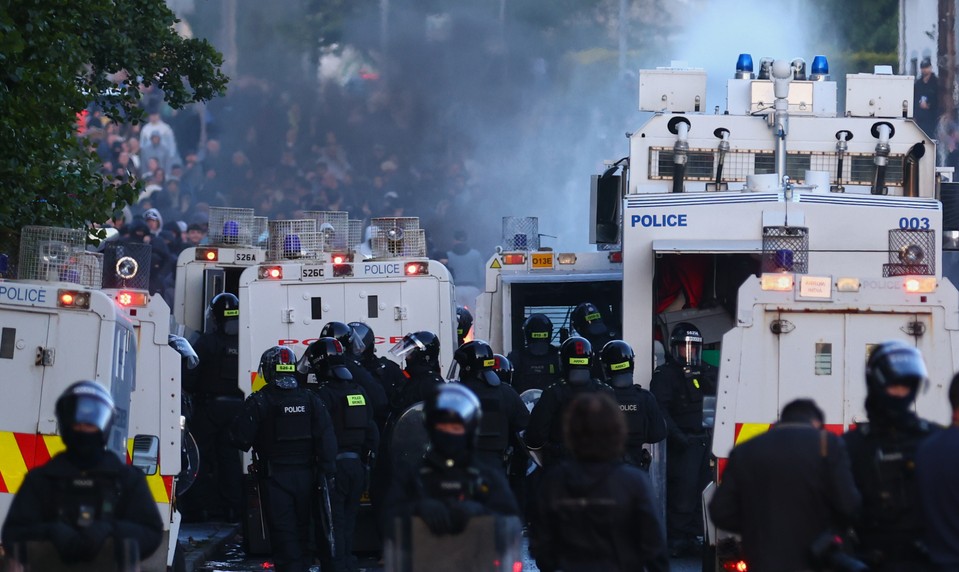 Vlna nepokojov v Belfaste pokračuje: Polícia nasadila vodné delo, zranených je viacero príslušníkov