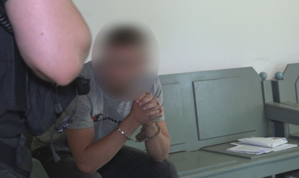 Prípad plánovaného útoku na továreň pokračuje. Zadržali štvrtého muža, vláda mlčí
