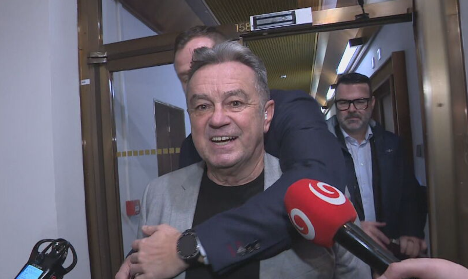 Exkluzívne video: Pročko a Vlček demonštrujú fyzickú potýčku v parlamente