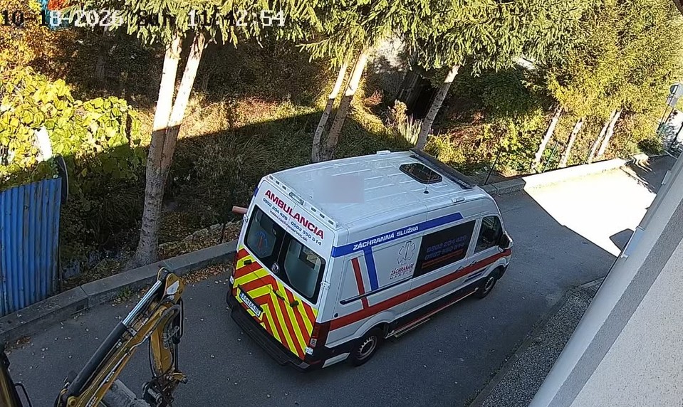 Útočník napadol vodiča sanitky: Únikovú cestu zablokoval bágrom