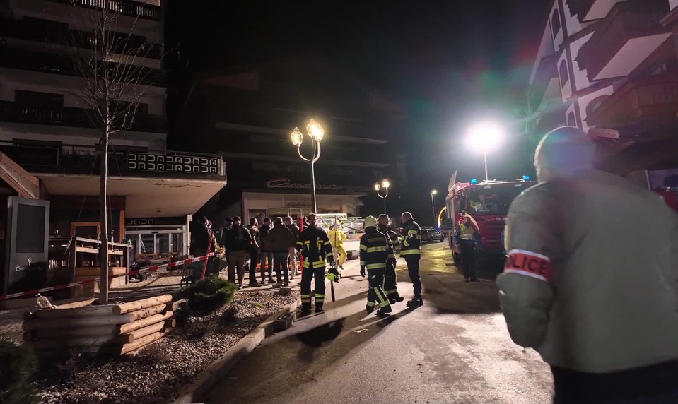 Výbuch v bare v lyžiarskom stredisku počas osláv Nového roka zabil približne 40 ľudí