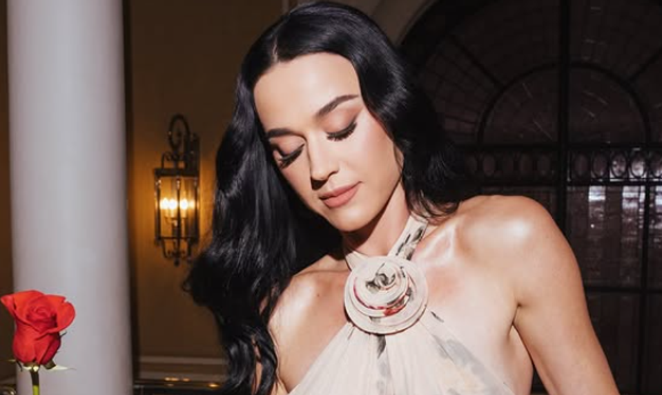 Tak predsa speváčka a premiér! Najšokujúcejší pár roka odfotili pri romantických objatiach!