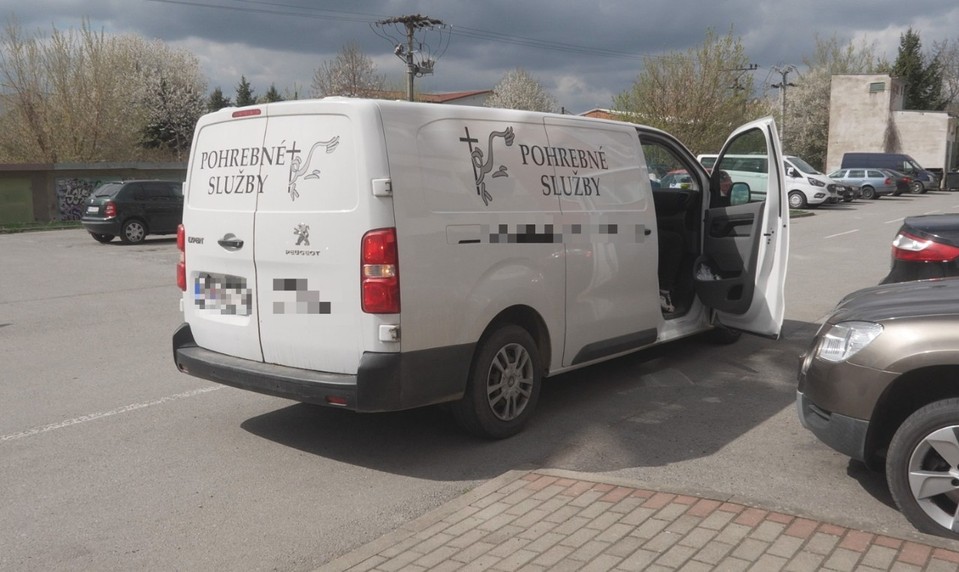 Polícia vyšetruje úmrtie 58-ročného muža. Jeho telo našli v byte v Humennom