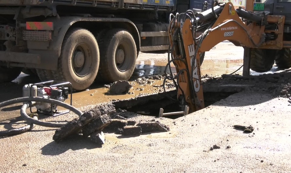 Prasknuté potrubie paralyzovalo mesto: Zatopilo ulice, podmylo cesty, tisíce ľudí zostalo bez vody