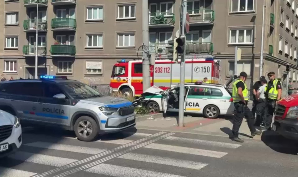 Nehoda policajného auta odkrýva porušenia: Policajt údajne nemal oprávnenie na šoférovanie
