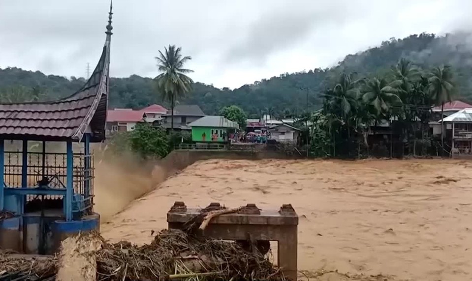 Na indonézskom ostrove si záplavy a zosuvy pôdy vyžiadali najmenej 90 obetí