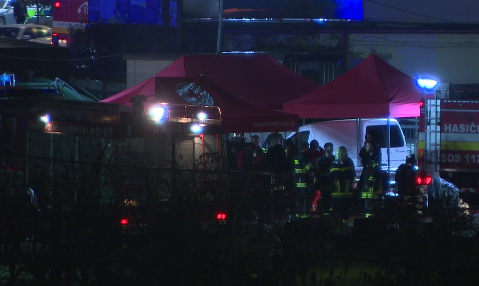 Minúty po zrážke vlakov: Policajné telové kamery ukazujú dramatický zásah