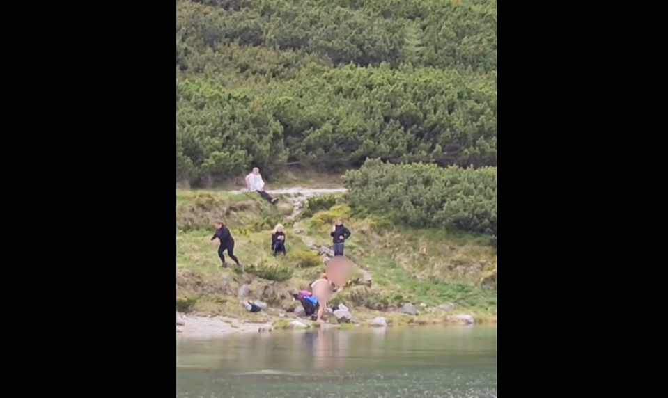 České turistky porušili zákaz a otužovali sa v chránenom tatranskom plese