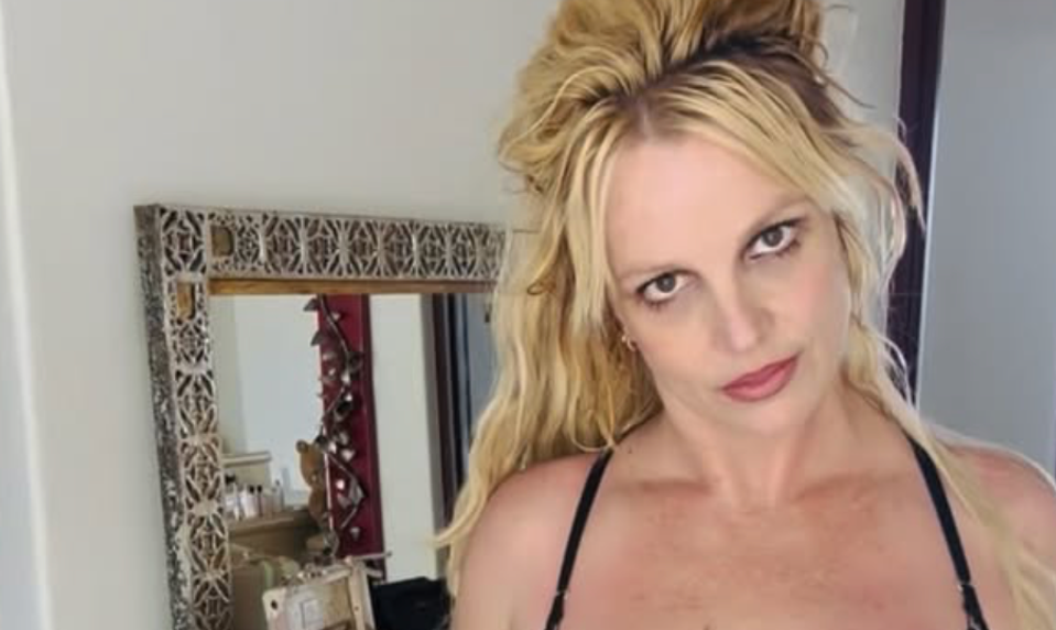 Britney opäť vyvádza! Riskantná jazda, nový muž aj čudné úvahy o morských pannách!
