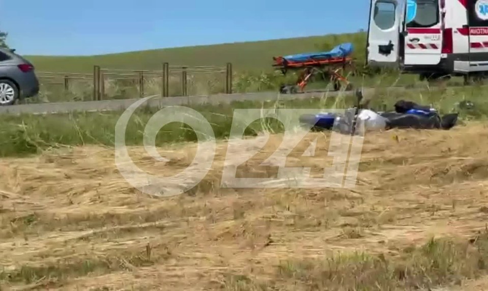 Pri Odoríne havarovala motorkárka. Po náhlom spomalení dodávky skončila aj so strojom na poli