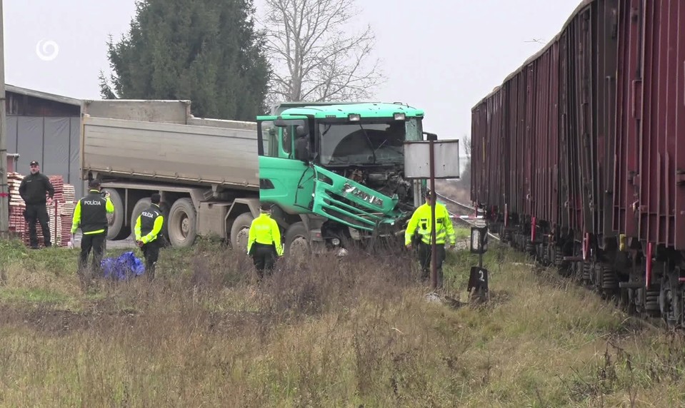Vodič nákladného automobilu utrpel ťažké zranenia pri zrážke s vlakom