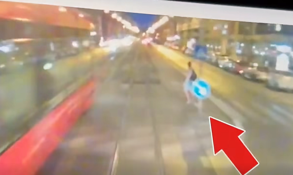 Električka má vždy prednosť! Muž na červenú vošiel do koľajiska a zrazila ho električka