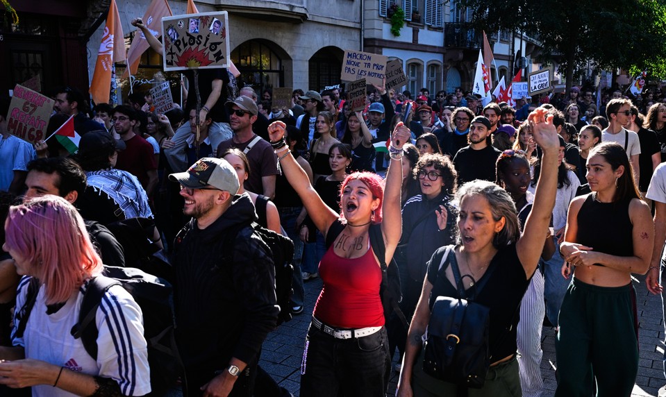 Do Belehradu dorazili tisíce demonštrantov. Študenti pred voľbami mobilizujú Srbsko