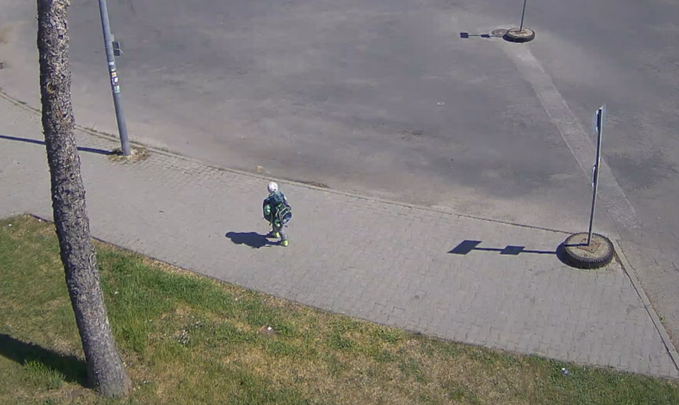 Päťročný chlapec sa sám vydal hľadať mamu. Prešiel takmer polovicu mesta