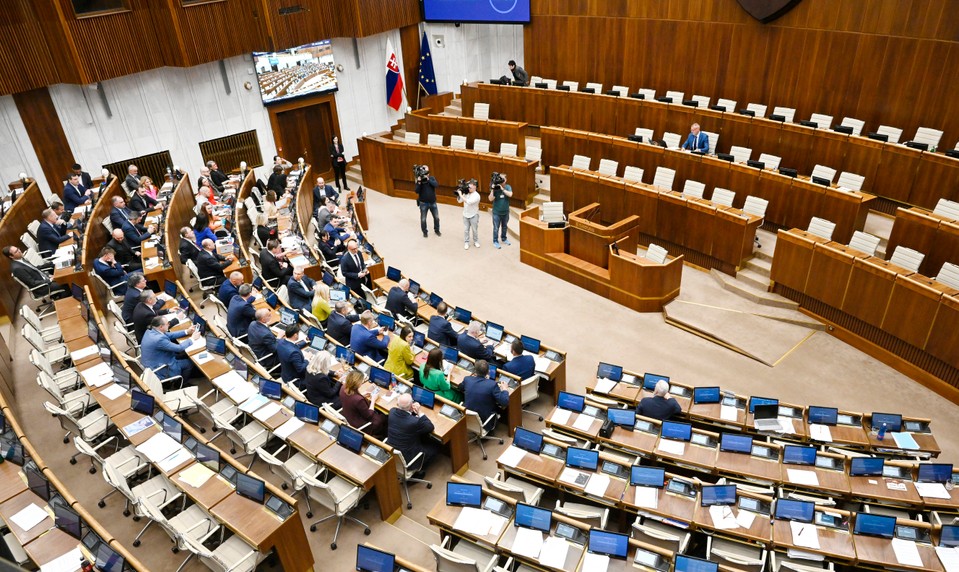 Voľby zo zahraničia sa majú zmeniť, renta pre premiéra nie. O čom rozhodli poslanci?