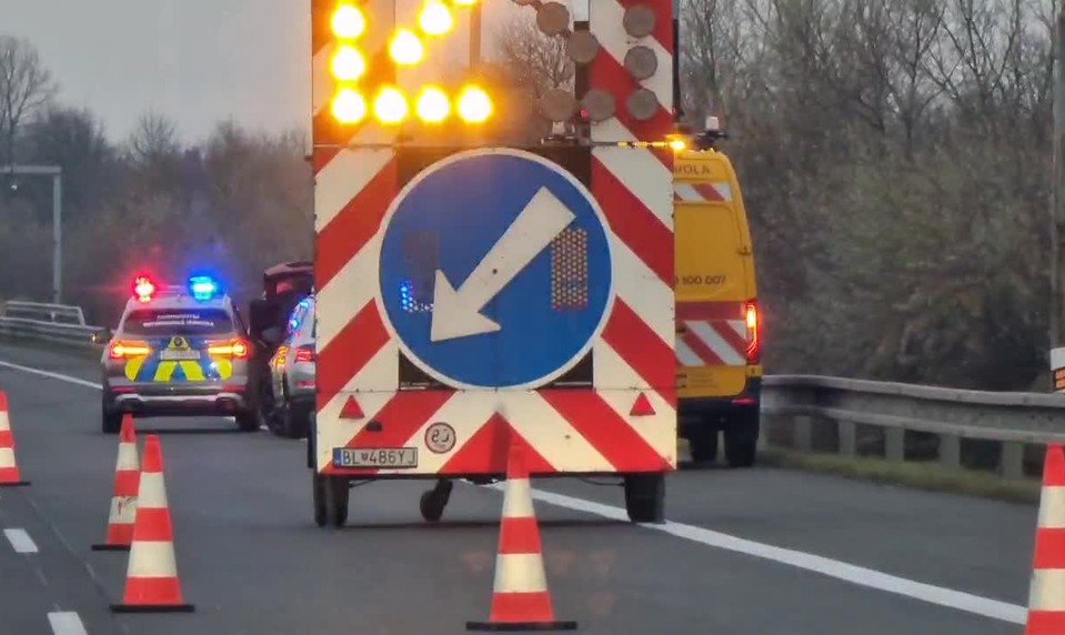 Na D1 sa zrazili tri autá. V kolóne sa stojí skoro tri hodiny