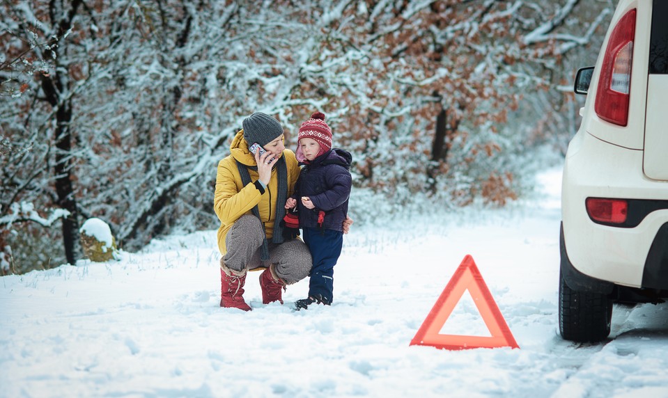 Chystáte sa na chatu? Týchto 7 vecí pri balení auta vám v zime môže zachrániť zdravie