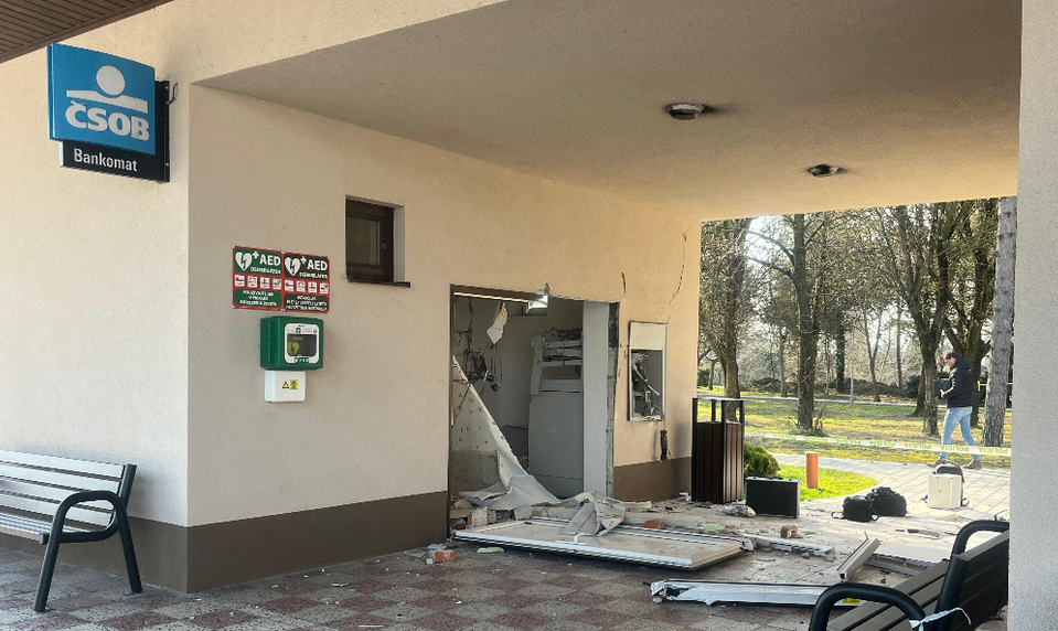 Polícia vyšetruje výbuch bankomatu v okrese Galanta, na mieste zasahujú aj experti