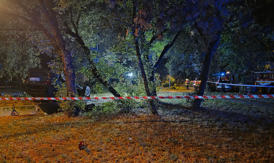 Polícia vyšetruje vážnu nočnú nehodu v Petržalke. Auto zrazilo dve osoby, skončilo na streche
