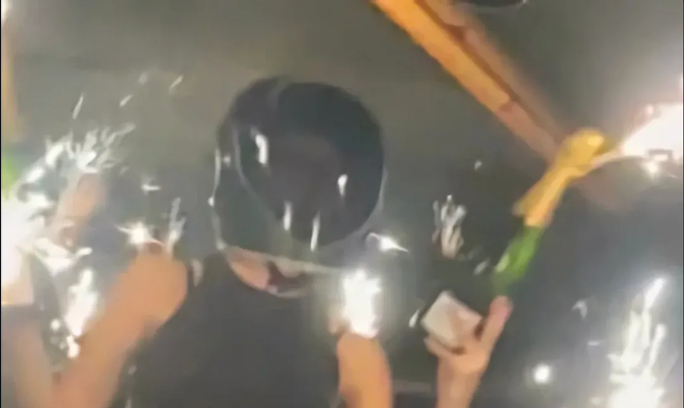 Identita čašníčky, ktorá nechtiac zapálila strop v švajčiarskom klube, je známa