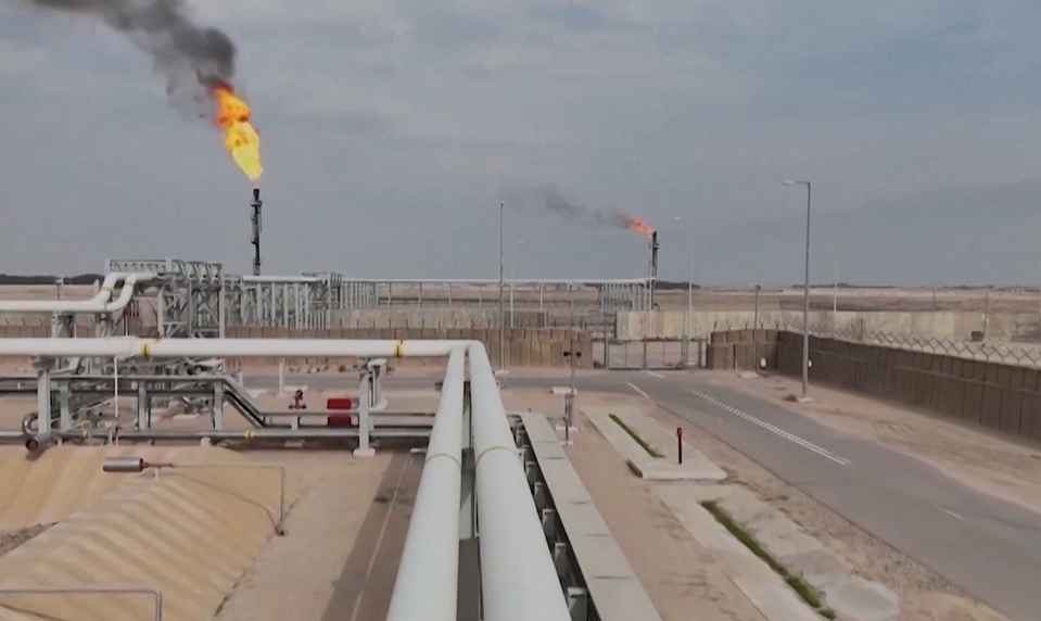 Konflikt pri dôležitom ropnom prielive hýbe trhmi, ceny pohonných hmôt môžu rásť