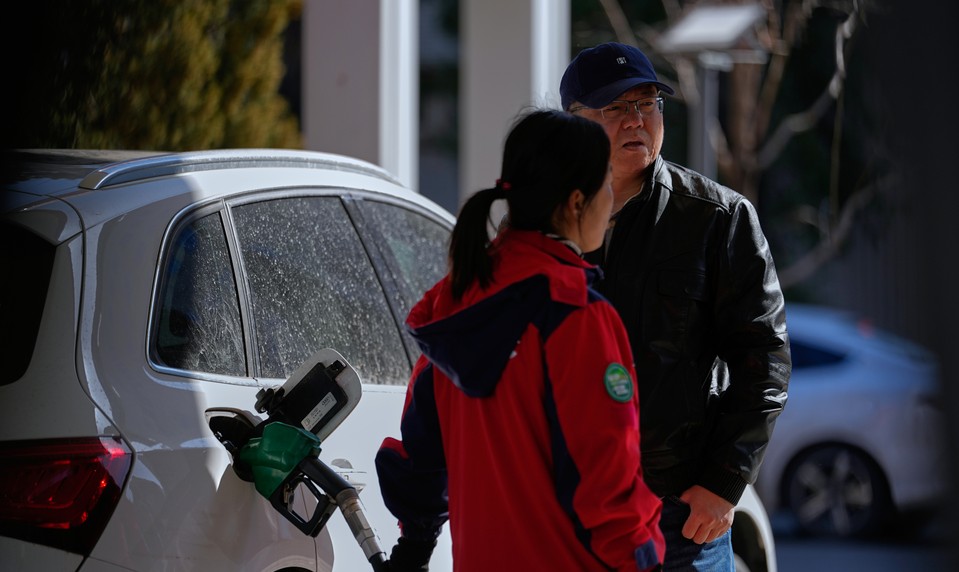 Cena ropy prudko rastie. Analytik: Palivá na Slovensku môžu čoskoro stáť 1,70 eura