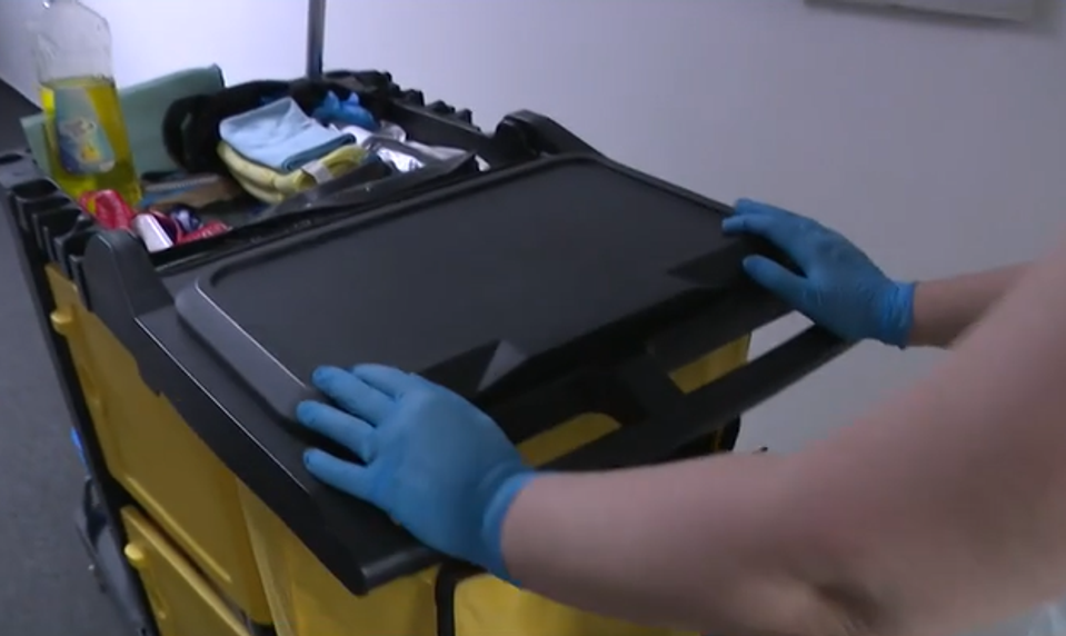 Po rokoch práce končia. Upratovačky na polícii nahradí firma za milióny