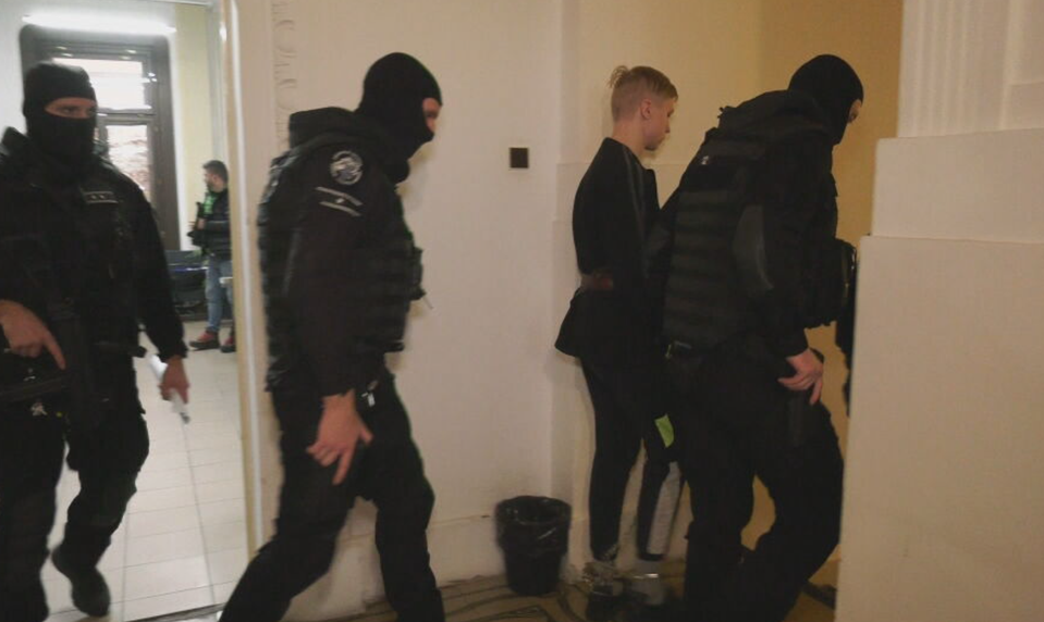 Súd začal proces v prípade minuloročného útoku na gymnáziu. Samuel žiadal dohodu o vine a treste