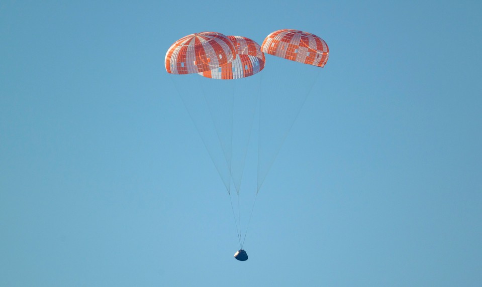 FOTO A VIDEO: Posádka Artemis 2 prežila historický let a vrátila sa na Zem