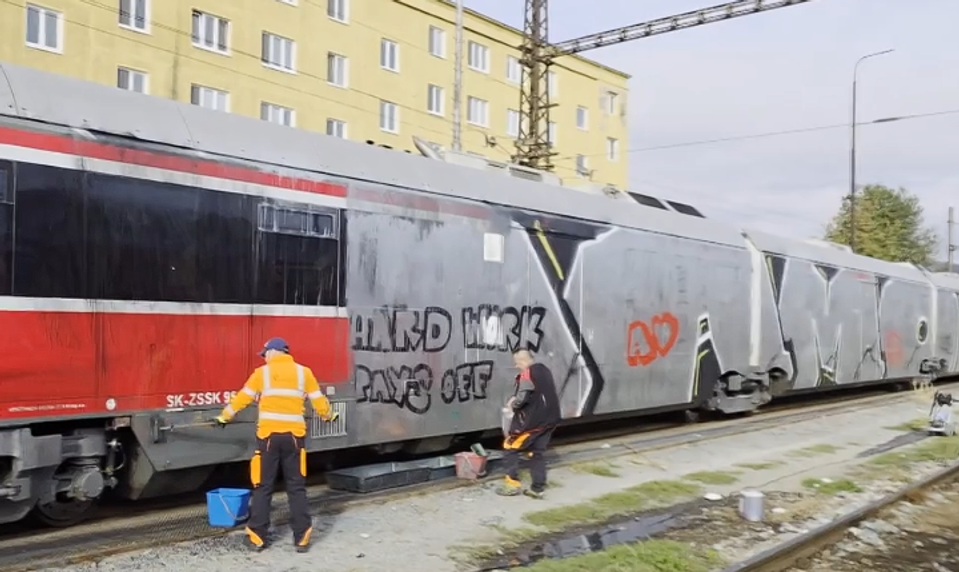 Vandalizmus gigantického rozsahu. Páchatelia posprejovali vlak tak, že nebolo vidieť okná