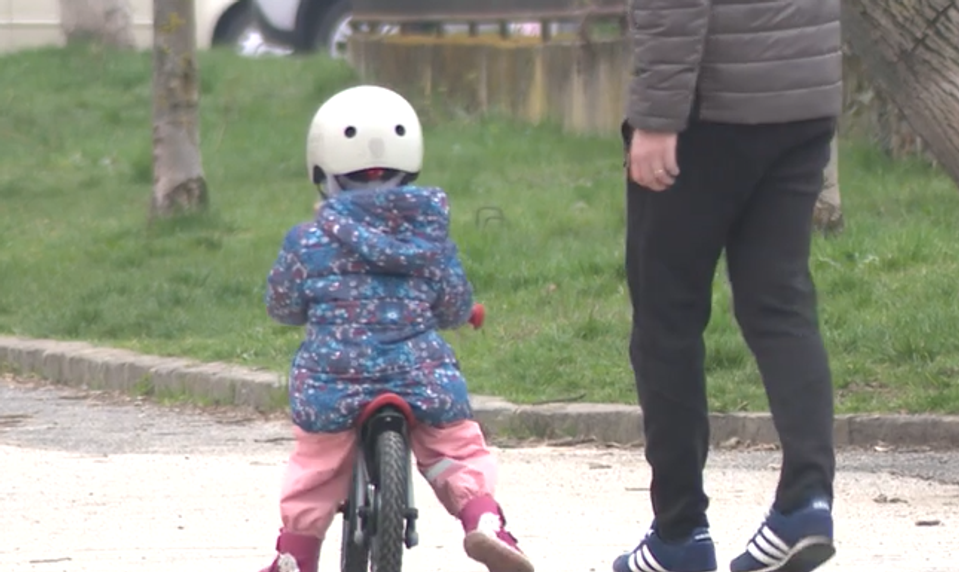 Neznámy muž sa pokúsil prevziať dieťa v škôlke. Učiteľka zabránila únosu