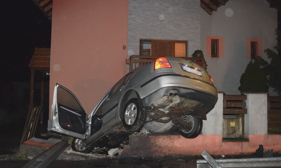 Nočná nehoda v Ružomberku: Auto skončilo v plote rodinného domu