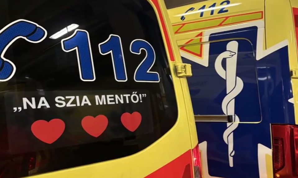 Malý chlapec (4) zachránil mame život zavolaním záchranky. Jeho pozdrav použili na sanitky