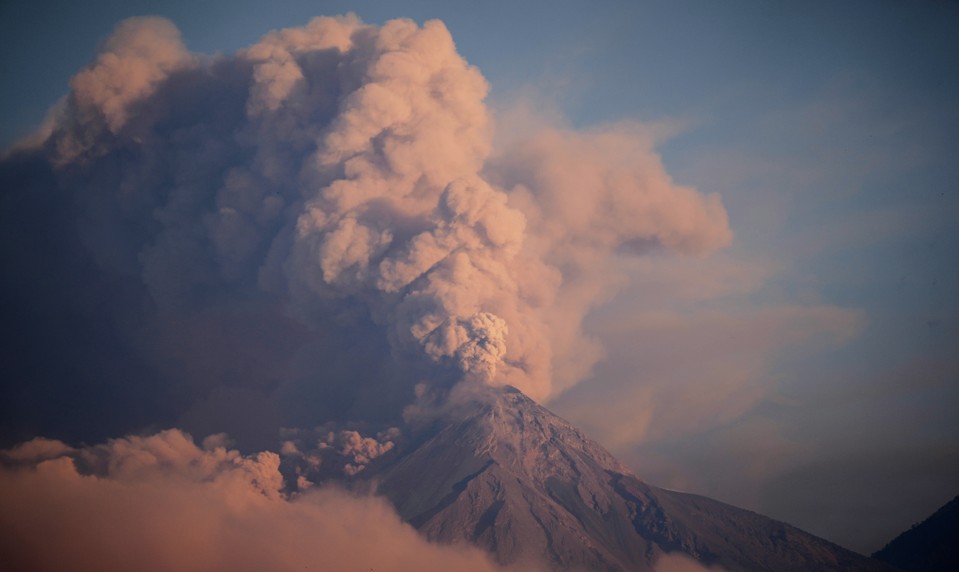 Erupcia sopky Fuego v Guatemale: Úrady evakuujú dediny a zatvárajú školy