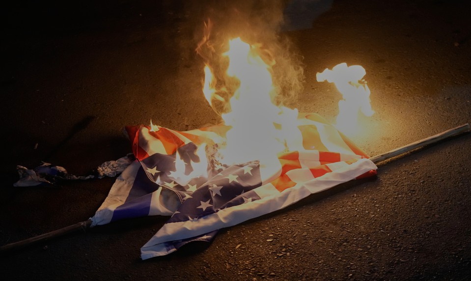 Irán varuje pred odvetou v prípade útoku Trumpa. USA sťahujú časť personálu zo základní