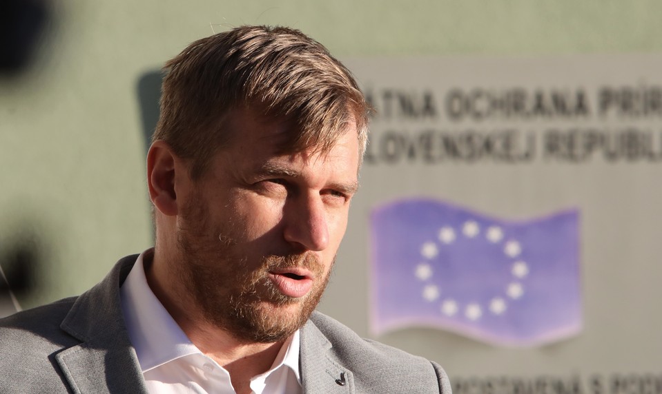 Kuffa nazval Tarabu agentom rozbíjačom. „Dostal si sa do parlamentu cez nás,“ odkázal