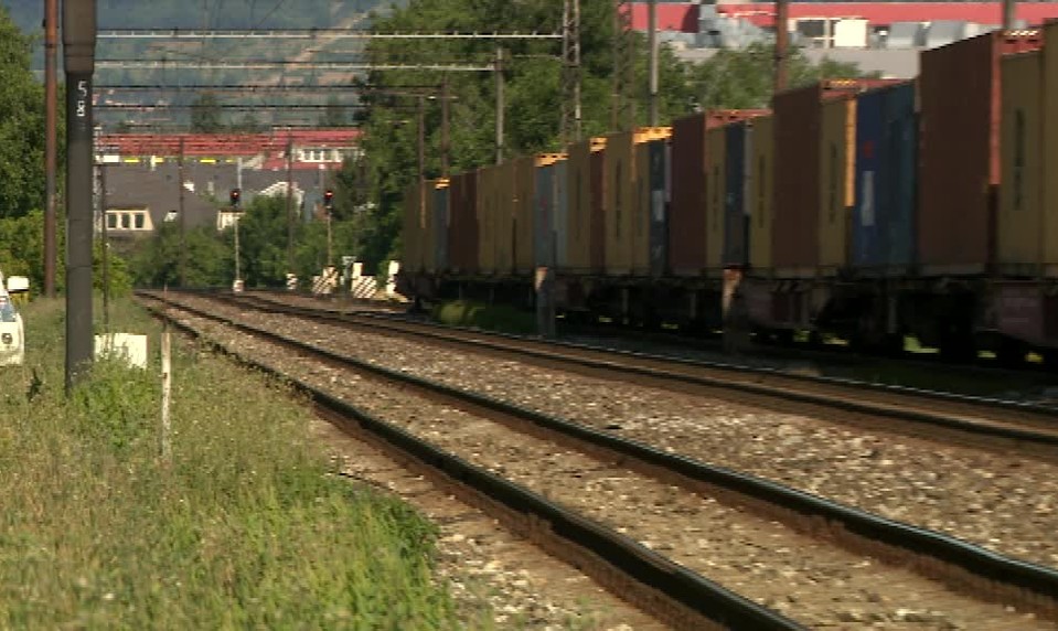 Ženu zrazil vlak. Prechádzala cez koľajnice mimo určeného priechodu