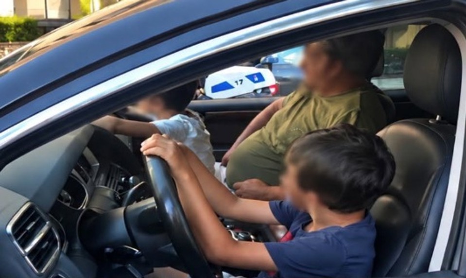 Deväťročný chlapec šoféroval SUV: Otec sedel vedľa
