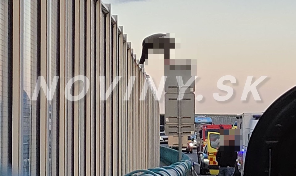 Muž stál na protihlukovej stene nad cestou. Vyhrážal sa, že skočí
