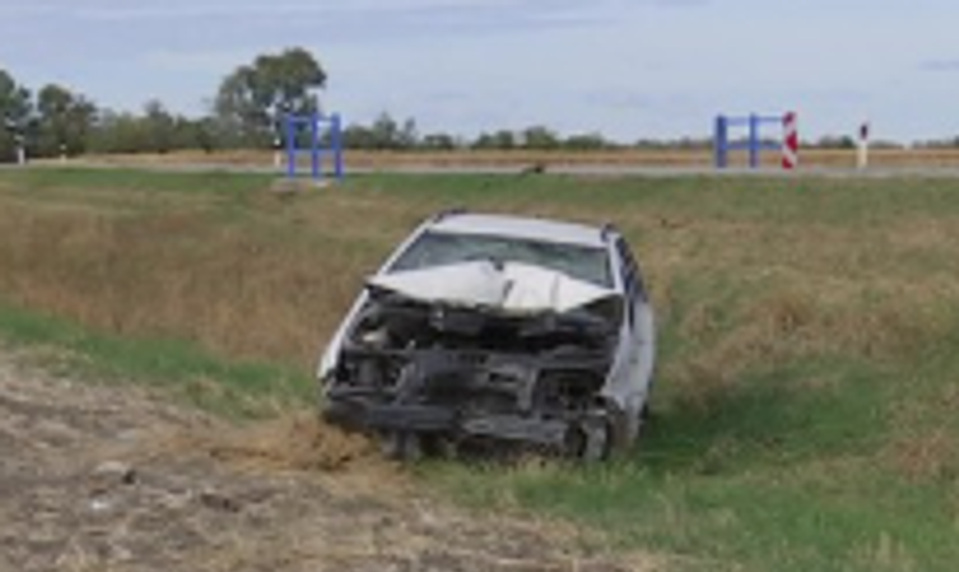 Nepojazdný vrak bráni poľnohospodárom v práci. Nikto nevie, kto by ho mal odstrániť