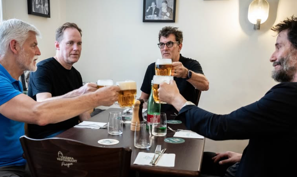 Také pivo by si dal každý! Českému prezidentovi robil spoločnosť najobľúbenejší herec na svete!