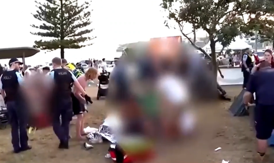 Streľba na pláži v Sydney má desať obetí. Zranených previezli do nemocnice