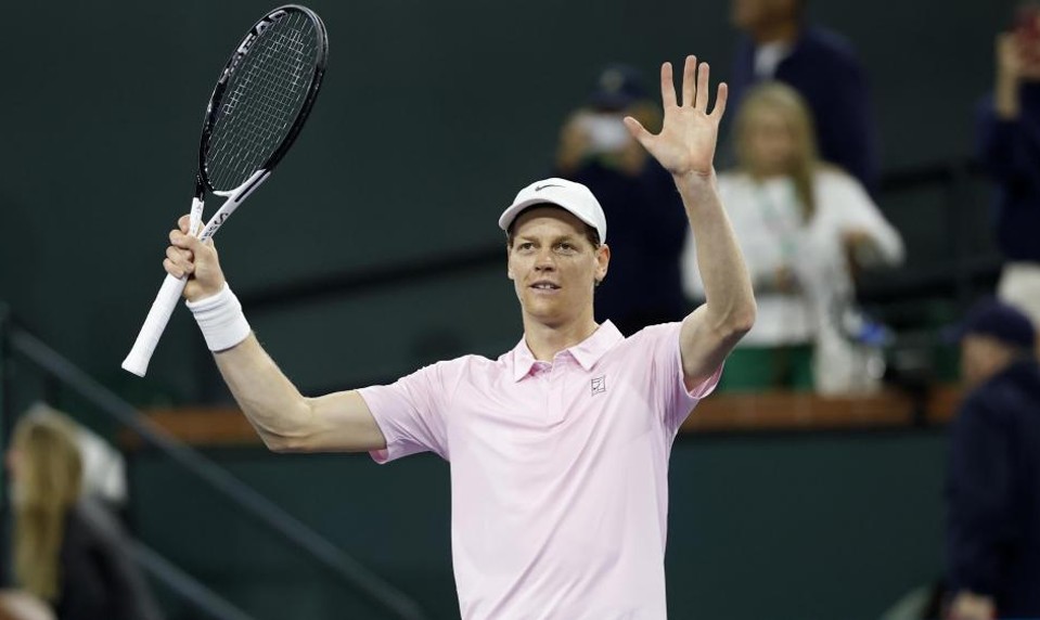 Hladký postup Sinnera, nečakané odstúpenie favoritky