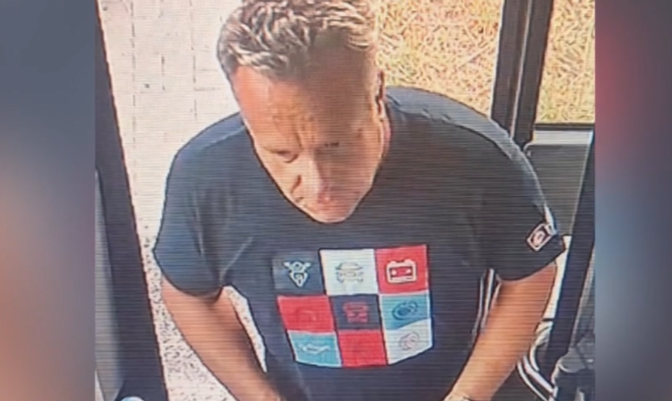 Polícia pátra po mužovi, ktorý zaútočil a okradol svojho otca. Môže byť ozbrojený