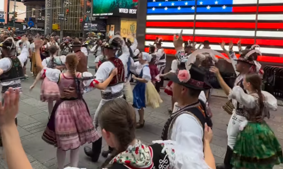 VIDEO: Slovenský folklórny súbor roztancoval Times Square v New Yorku