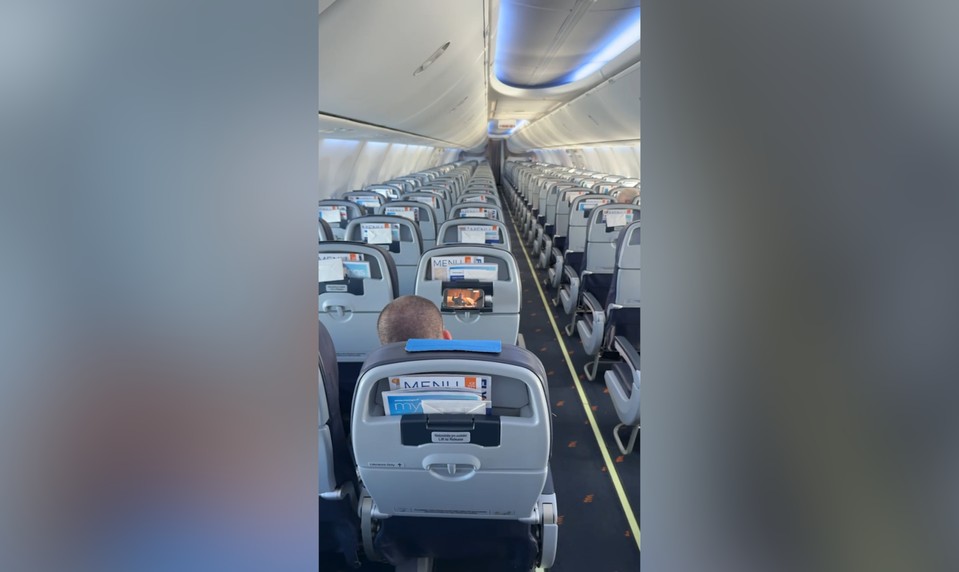 Z Prahy do nepokojného Dubaja: Reportér priblížil atmosféru na palube lietadla