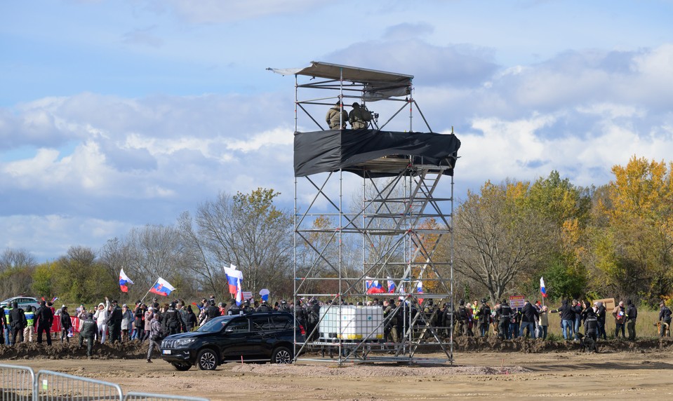 Výstavba závodu na batérie do elektromobilov v Šuranoch sa oficiálne začala