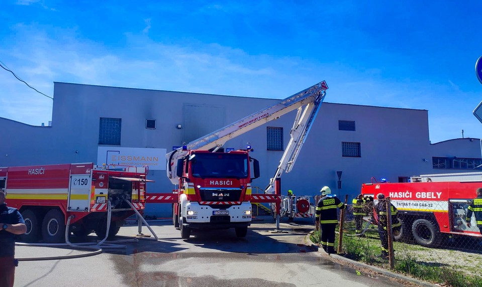 Rýchly zásah zabránil horšiemu. Pri požiari vo výrobnej hale evakuovali štyroch ľudí
