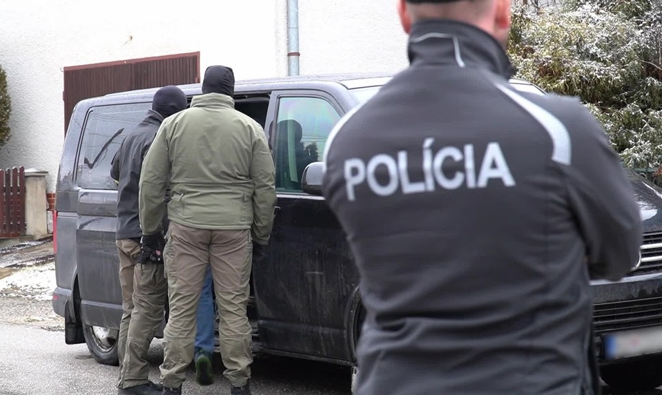 Kukláči zasahovali v rodinnom dome, muža odviedli v putách