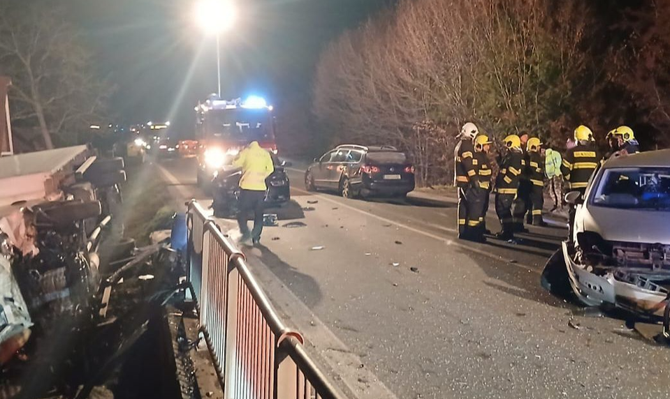 Hromadná nehoda medzi Lipanmi a Červenicou. Zrazili sa tri autá a kamión